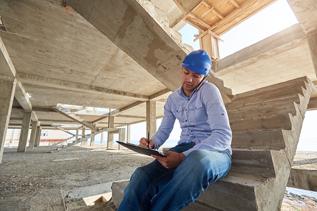 ingeniero en una obra en construcción