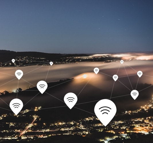 Logos de hotspots sobre un mapa satelital de área urbana